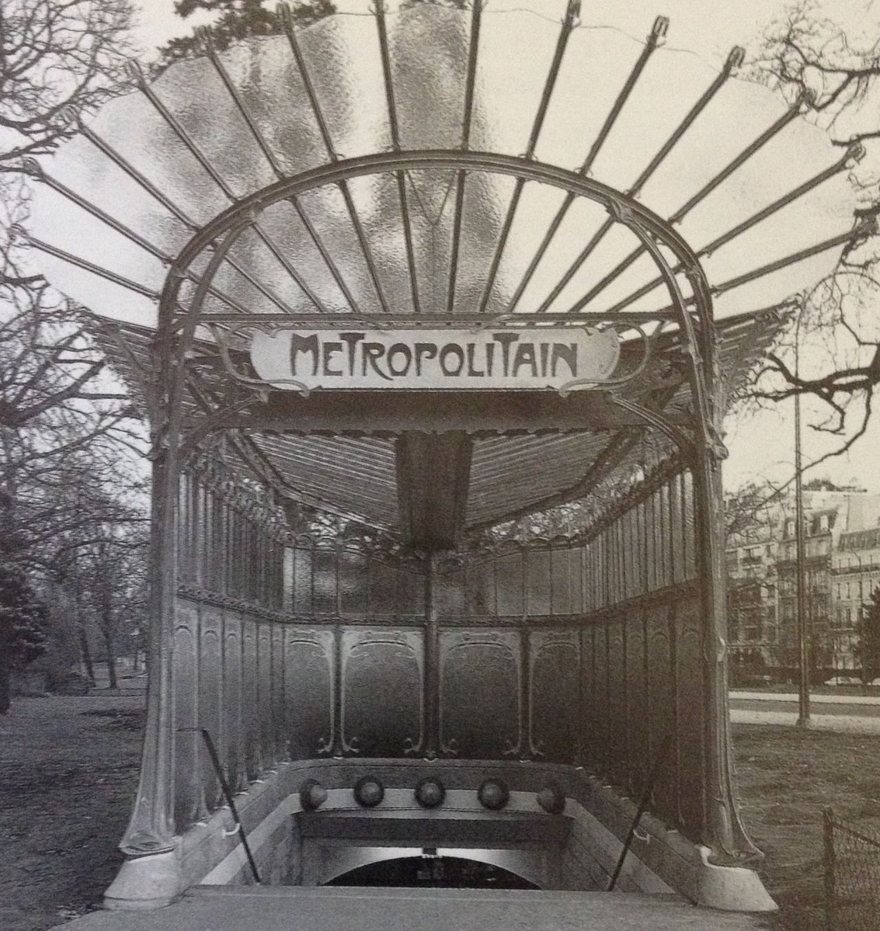 Hector Guimard – Entradas del Metro de París (1900)